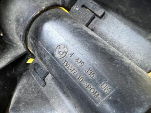 ŚLIZG MOCOWANIE WSPORNIK ZDERZAKA LAMPY PRZÓD LEWY BMW 3 E90 E91 LIFT LCI