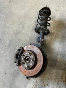 ZWROTNICA AMORTYZATOR MCPHERSON PRZÓD LEWY TOYOTA AURIS II 1.8 HYBRID