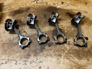 4 X TŁOK KORBOWÓD TOYOTA RAV4 V 2.5 HYBRID XA25A