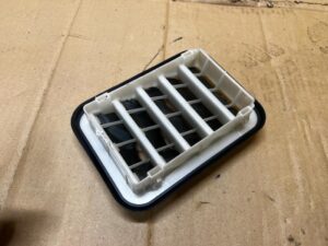 KRATKA WENTYLACYJNA DEKOMPRESYJNA TYŁ TOYOTA AURIS II EU