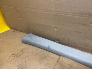 POSZYCIE OSŁONA OBUDOWA SŁUPKA PRZÓD A LEWY TOYOTA AURIS II