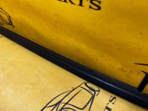 LISTWA ZGARNIAJĄCA USZCZELKA SZYBY DRZWI TYŁ LEWY FORD ESCAPE MK4