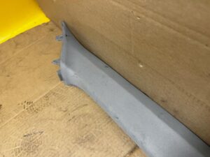 POSZYCIE OSŁONA OBUDOWA SŁUPKA PRZÓD A PRAWY TOYOTA AURIS II