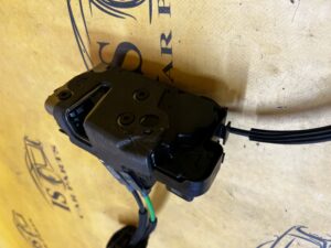 ZAMEK DRZWI TYŁ LEWY FORD ESCAPE MK4