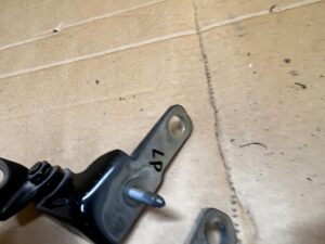 KPL ZAWIASY DRZWI PRZÓD LEWY FORD ESCAPE MK4 UM