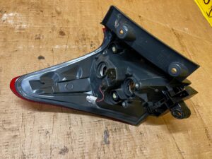 LAMPA TYŁ TYLNA PRAWY PRAWA W BŁOTNIK LED TOYOTA AURIS II LIFT HB