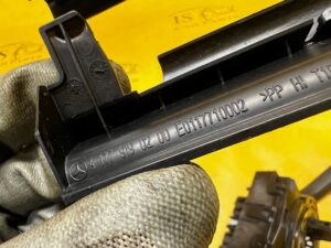 OSŁONA PROWADNICY SZYNY FOTELA PRZÓD PRAWY MERCEDES A W177