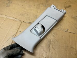 POSZYCIE OSŁONA SŁUPKA ŚRODKOWEGO B PRAWY PRAWA TOYOTA AURIS II