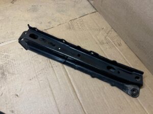 KIEŁ WSPORNIK WÓZKA SANEK PRZÓD PRAWY TOYOTA AURIS II