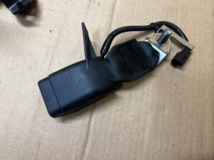 KOMPLET ZAPINKA ZAMEK KLAMRA PASA BEZPIECZEŃSTWA TYŁ TOYOTA AURIS II