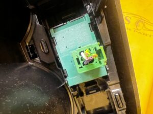 RAMKA OSŁONA DEKOR TUNEL ŚRODKOWY MANUAL PIANO BLACK PEUGEOT 2008 II EU