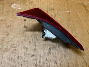 LAMPA TYŁ TYLNA PRAWY PRAWA W KLAPĘ LED TOYOTA AURIS II LIFT HB