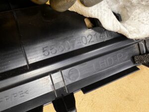 OSŁONA ZAŚLEPKA SCHOWKA PASAŻERA DESKI KONSOLI PRAWA TOYOTA AURIS II EU