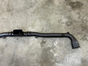 KANAŁ PRZEWÓD WLOT DOLOT POWIETRZA SZYBY PRZÓD PEUGEOT 2008 II