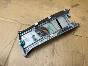 POSZYCIE OSŁONA SŁUPKA ŚRODKOWEGO B PRAWY PRAWA TOYOTA AURIS II