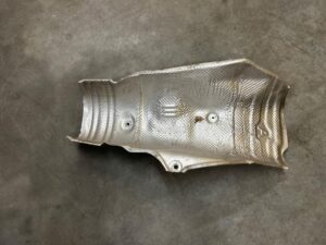 BLACHA OSŁONA TERMICZNA TOYOTA AURIS II 1.8 HYBRID