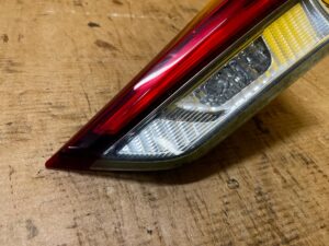 LAMPA TYŁ TYLNA PRAWY PRAWA W KLAPĘ LED TOYOTA AURIS II LIFT HB