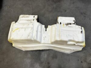 WYPEŁNIENIE WYGŁUSZENIE WYKŁADZINA STYROPIAN PODŁOGI TYŁ PEUGEOT 2008 II