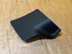 ZAŚLEPKA OSŁONA BOCZKA TAPICERKI BAGAŻNIKA PRAWA TOYOTA AURIS II HB