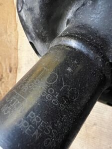 AMORTYZATOR MCPHERSON PRZÓD PRAWY TOYOTA AURIS II 1.8 HYBRID