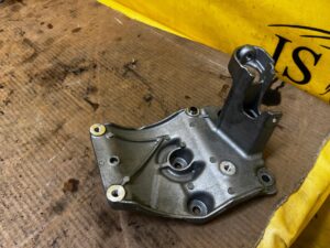 ŁAPA MOCOWANIE UCHWYT SPRĘŻARKI KLIMATYZACJI PEUGEOT 2008 II 1.5 BLUE HDI