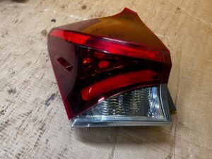 LAMPA TYŁ TYLNA LEWY LEWA W BŁOTNIK LED TOYOTA AURIS II LIFT HB