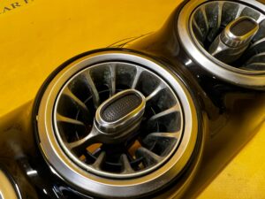 KRATKI NAWIEWU DESKI KONSOLI ŚRODKOWE MERCEDES A W177 A35 AMG PIANO BLACK