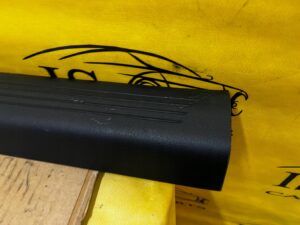 PLASTIK OSŁONA PROGU SŁUPKA A PRZÓD PRAWY MERCEDES A W177