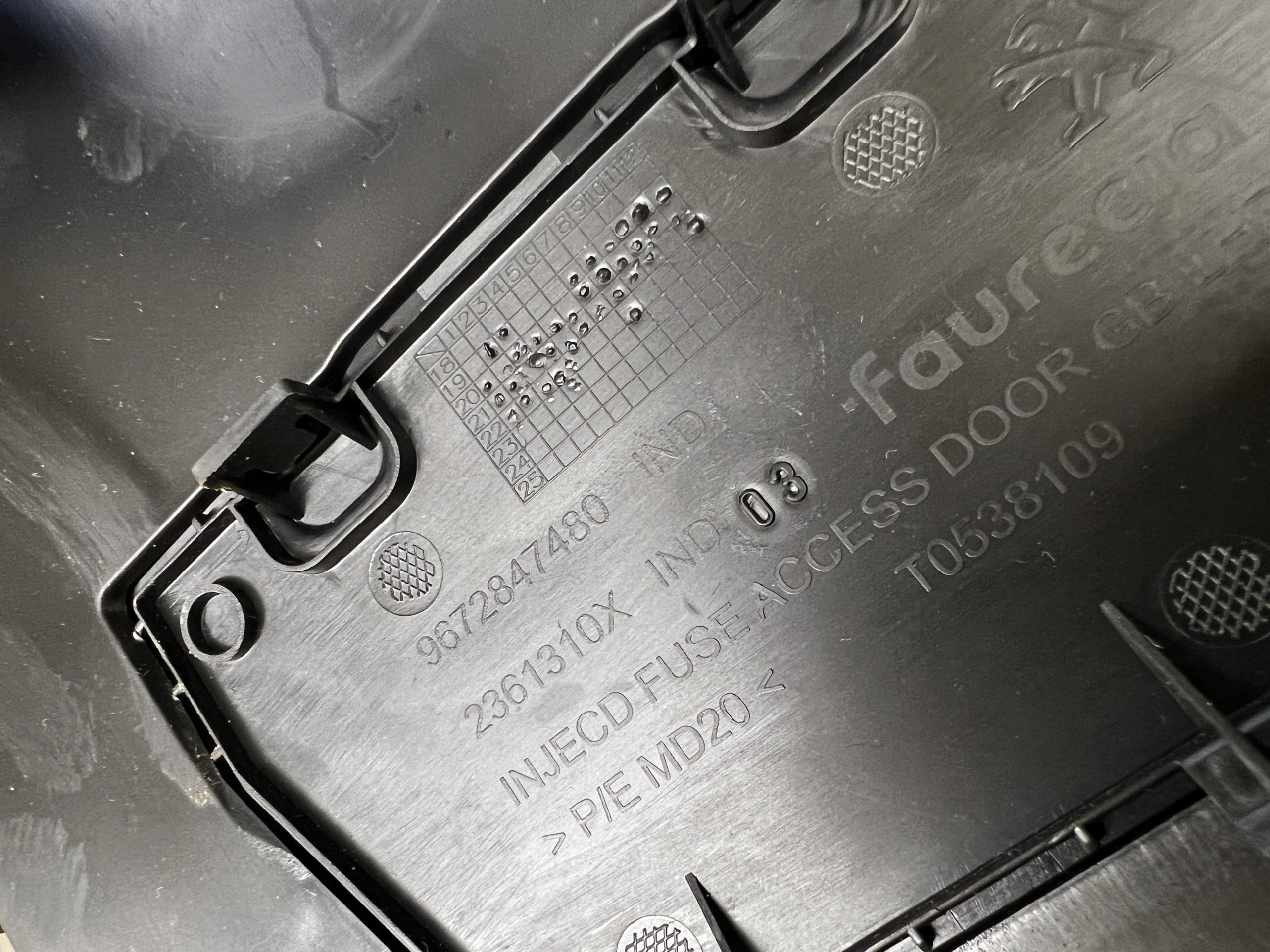 SCHOWEK PASAŻERA DESKI KONSOLI PRAWY PEUGEOT 2008 II EU