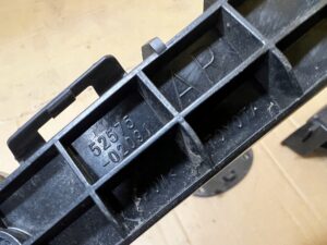 ŚLIZG MOCOWANIE WSPORNIK ZDERZAKA TYŁ PRAWY TOYOTA AURIS II HB