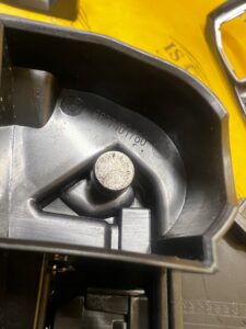 SCHOWEK OSŁONA DEKOR DESKI KONSOLI TUNELU PIANO BLACK PEUGEOT 2008 II