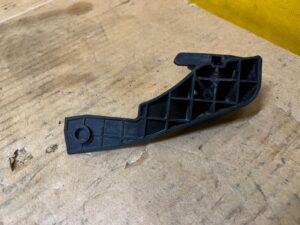 ŚLIZG MOCOWANIE WSPORNIK ZDERZAKA PRZÓD LEWY PORSCHE PANAMERA 970 I LIFT