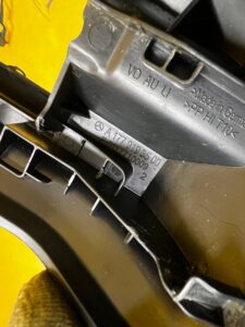 OSŁONA PROWADNICY SZYNY FOTELA PRZÓD LEWY MERCEDES A W177