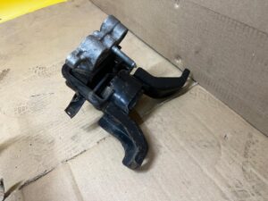 ŁAPA PODUSZKA WSPORNIK MOCOWANIE SILNIKA TOYOTA AURIS II 1.8 HYBRID