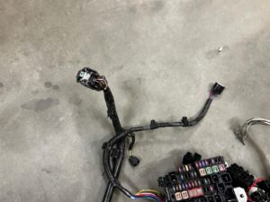 WIĄZKA INSTALACJA SKRZYNKA BEZPIECZNIKÓW TOYOTA AURIS II 1.8 HYBRID