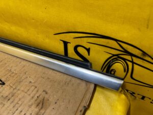 LISTWA SZYBY KAROSERYJNEJ BŁOTNIKA TYŁ PRAWA PRAWY MERCEDES GL X166