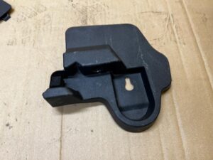 UCHWYT MOCOWANIE PODŁOGI PÓŁKI BAGAŻNIKA TYŁ LEWY TOYOTA AURIS II HB