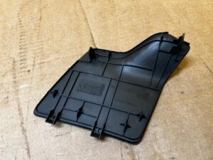 ZAŚLEPKA OSŁONA BOCZKA TAPICERKI BAGAŻNIKA PRAWA TOYOTA AURIS II HB