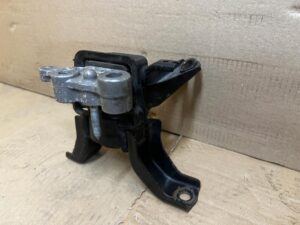 ŁAPA PODUSZKA WSPORNIK MOCOWANIE SILNIKA TOYOTA AURIS II 1.8 HYBRID