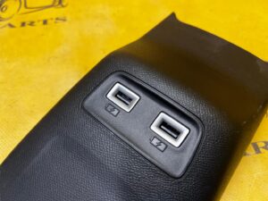 OSŁONA ZAŚLEPKA TUNELU ŚRODKOWEGO TYŁ PODWÓJNE GNIAZDO USB PEUGEOT 2008 II