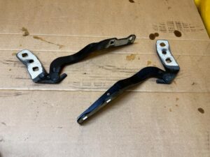 KOMPLET ZAWIASY MASKI POKRYWY SILNIKA FORD ESCAPE MK4 UM