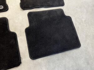 KOMPLET DYWANIKI WYCIERACZKI WELUROWE ORYGINALNE FORD ESCAPE MK4