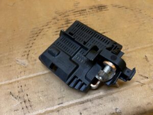 SKRZYNKA BEZPIECZNIKÓW OGRANICZNIK PRĄDU MERCEDES GL X166