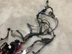 WIĄZKA INSTALACJA SKRZYNKA BEZPIECZNIKÓW TOYOTA AURIS II 1.8 HYBRID