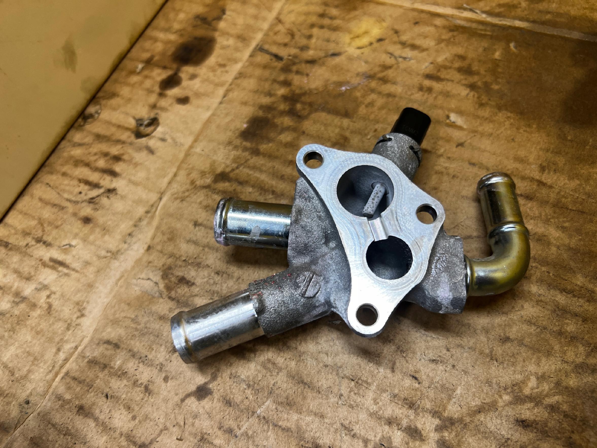 KRÓCIEC WODY CZUJNIK TEMPERATURY SILNIKA TOYOTA RAV4 V 2.5 HYBRID