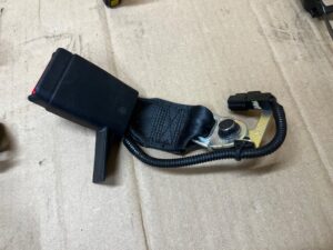 KOMPLET ZAPINKA ZAMEK KLAMRA PASA BEZPIECZEŃSTWA TYŁ TOYOTA AURIS II