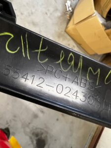 LISTWA OZDOBNA DEKOR DESKI KONSOLI KRATKI NAWIEWU TOYOTA AURIS II LIFT EU