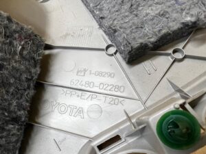 POSZYCIE OSŁONA OBUDOWA SŁUPKA C TYŁ LEWY TOYOTA AURIS II HB