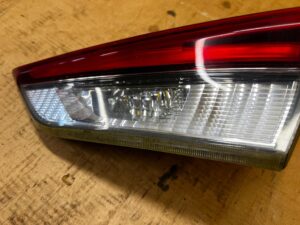 LAMPA TYŁ TYLNA PRAWY PRAWA W KLAPĘ LED TOYOTA AURIS II LIFT HB