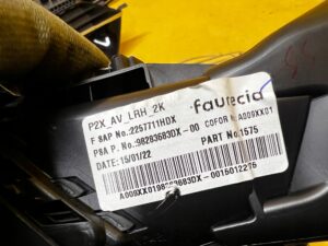 KRATKA NAWIEWU DESKI KONSOLI PRZÓD PRAWA PRAWY PEUGEOT 2008 II